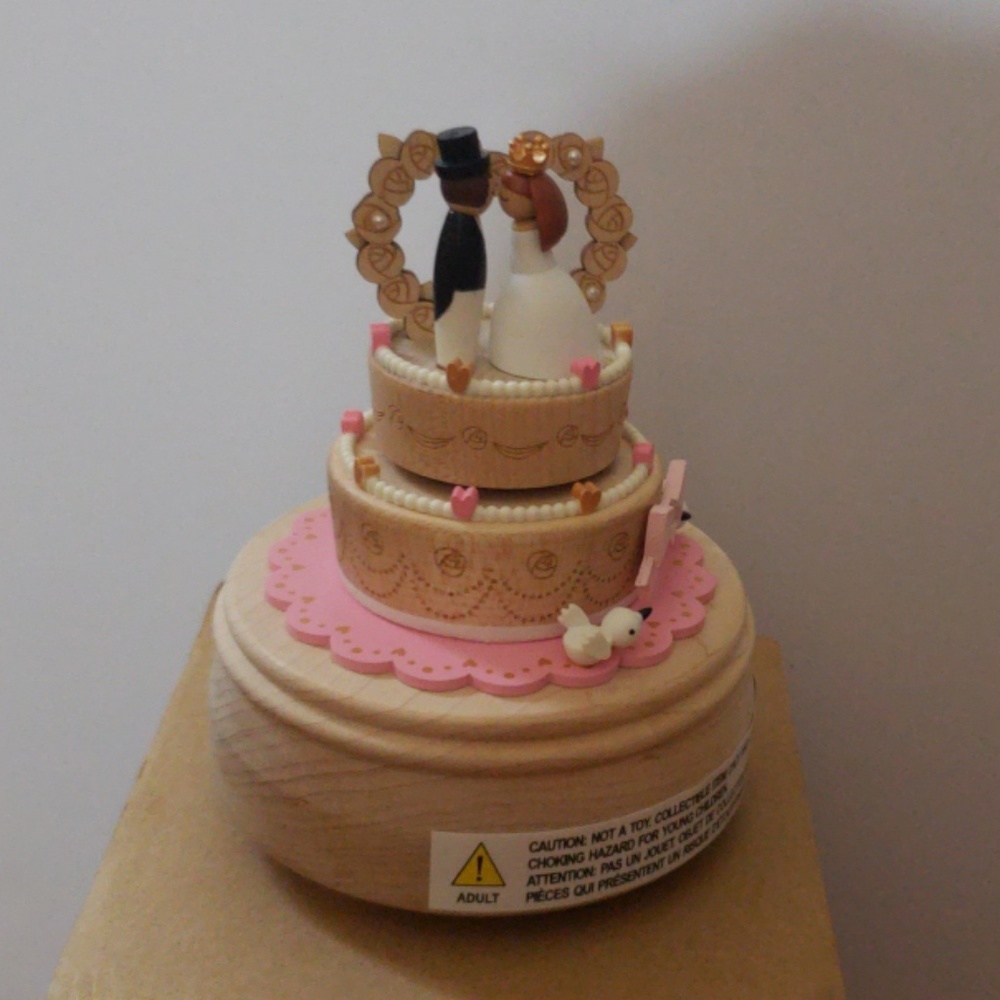 Papyrus Wedding Cake Musical Box